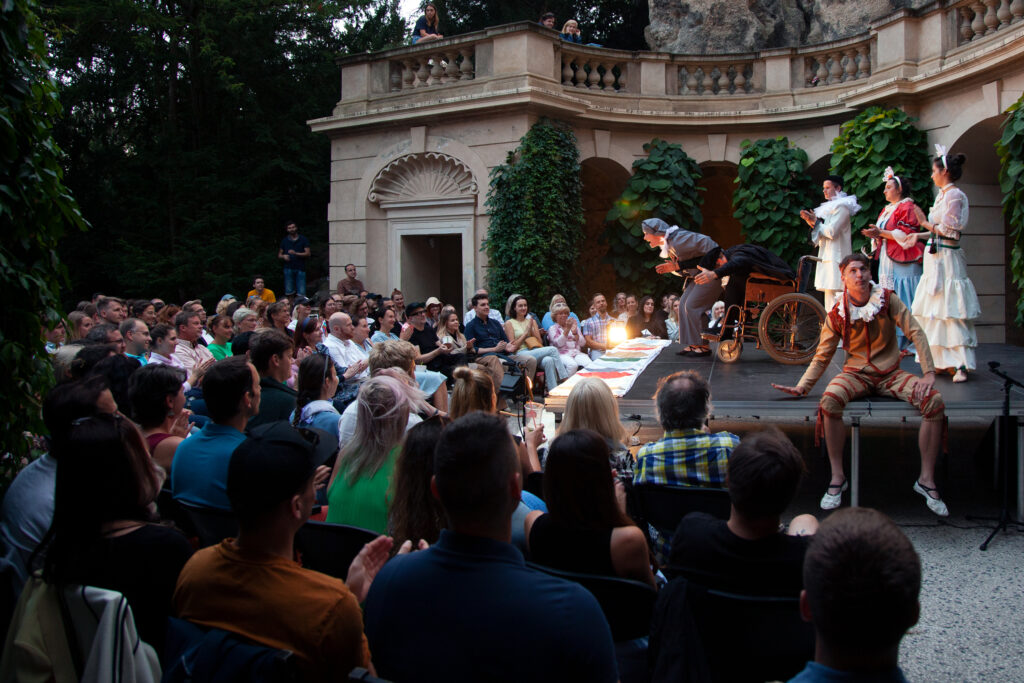 Letní Grébovka s Divadlem MA již po šesté pozve na to nejlepší ze svého repertoáru pod letní oblohu