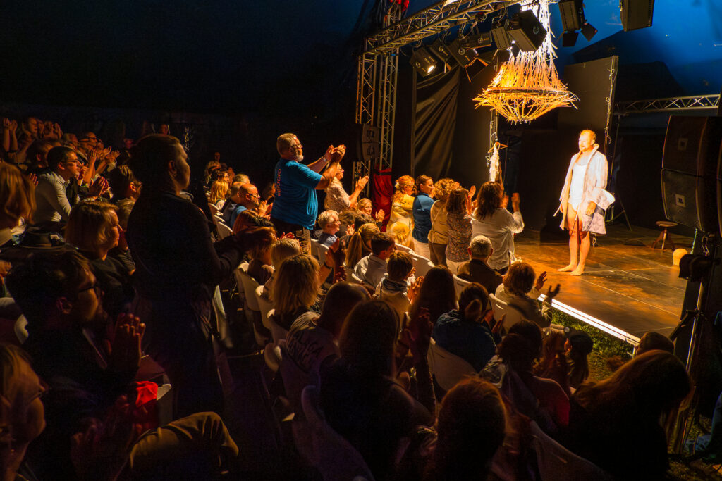 Theatrum Kuks 2025: vyprodané večery, obnovené propojení s obcí a nové velké šapito
