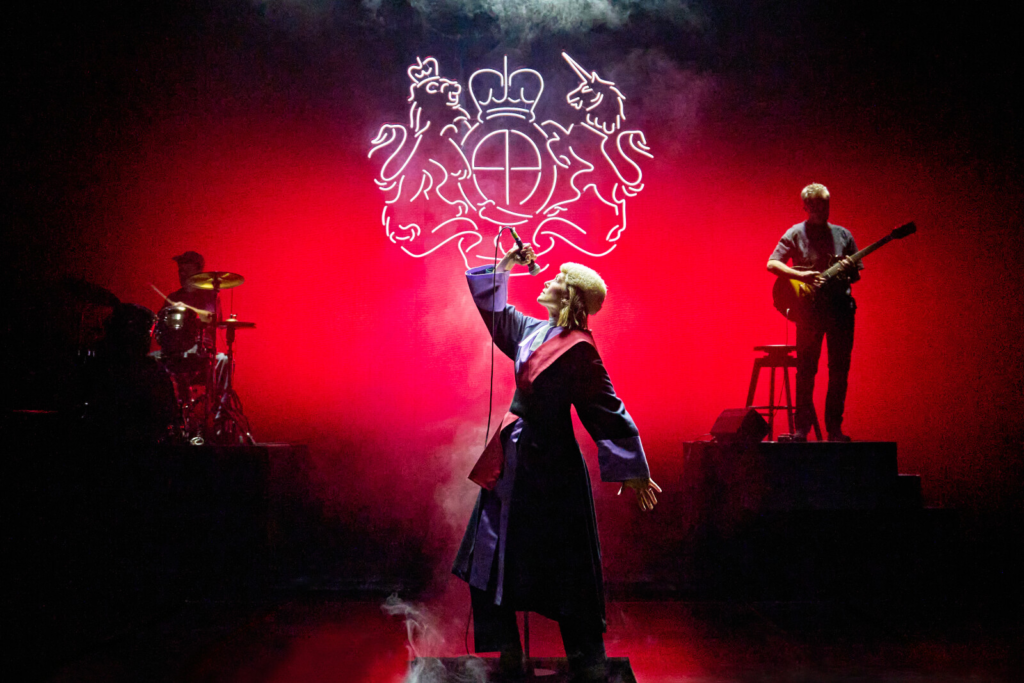 Tvůrci hitu Prima Facie představí v NT Live novinku INTER ALIA s hvězdnou Rosamund Pike