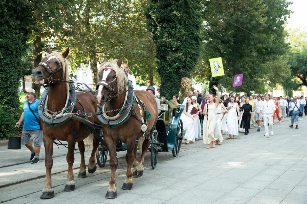 Divadlo J. K. Tyla se rozloučí s létem a přivítá novou divadelní sezónu Průvodem Vendelín
