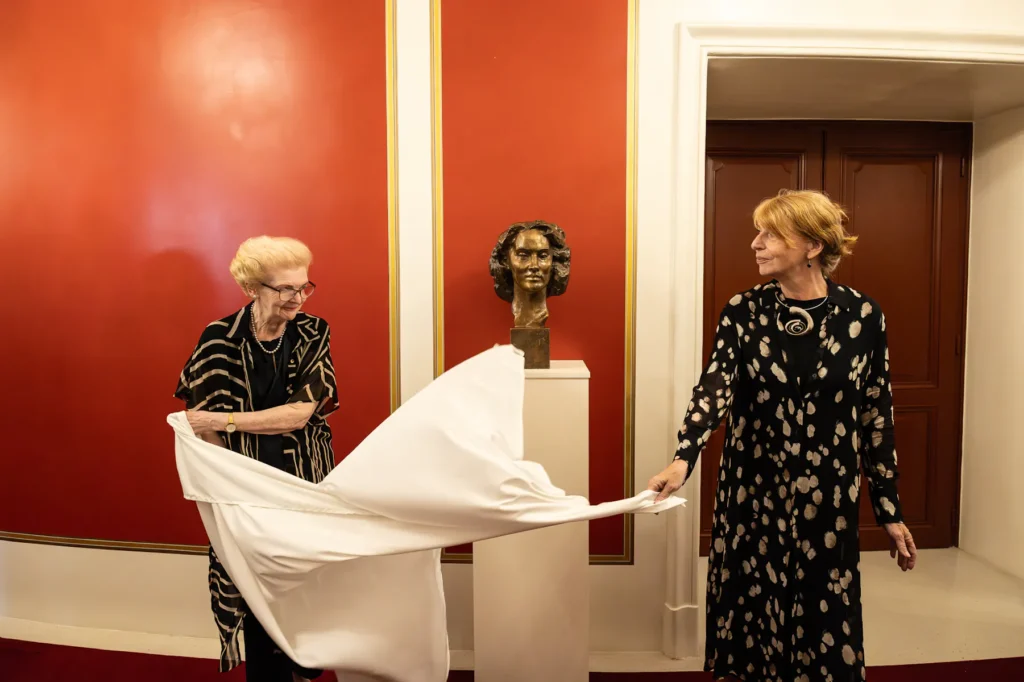 Busta Soni Červené byla odhalena ve Státní opeře