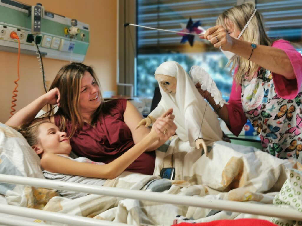 V rámci oslav dvaceti let svého působení v České republice připravil spolek Loutky v nemocnici víkend pro rodiny s dětmi v Praze a v Brně