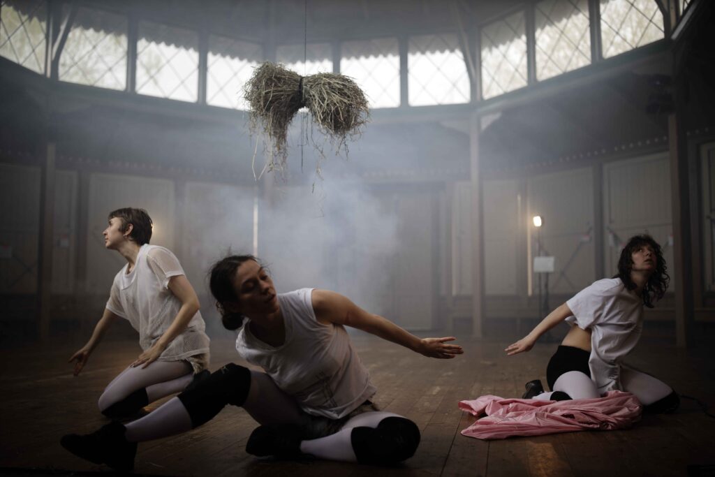 Lenka Vořechovská a Anna Sofie Stubbe Lindeberg v nové taneční inscenaci WASHAWAY/After The Low Tide