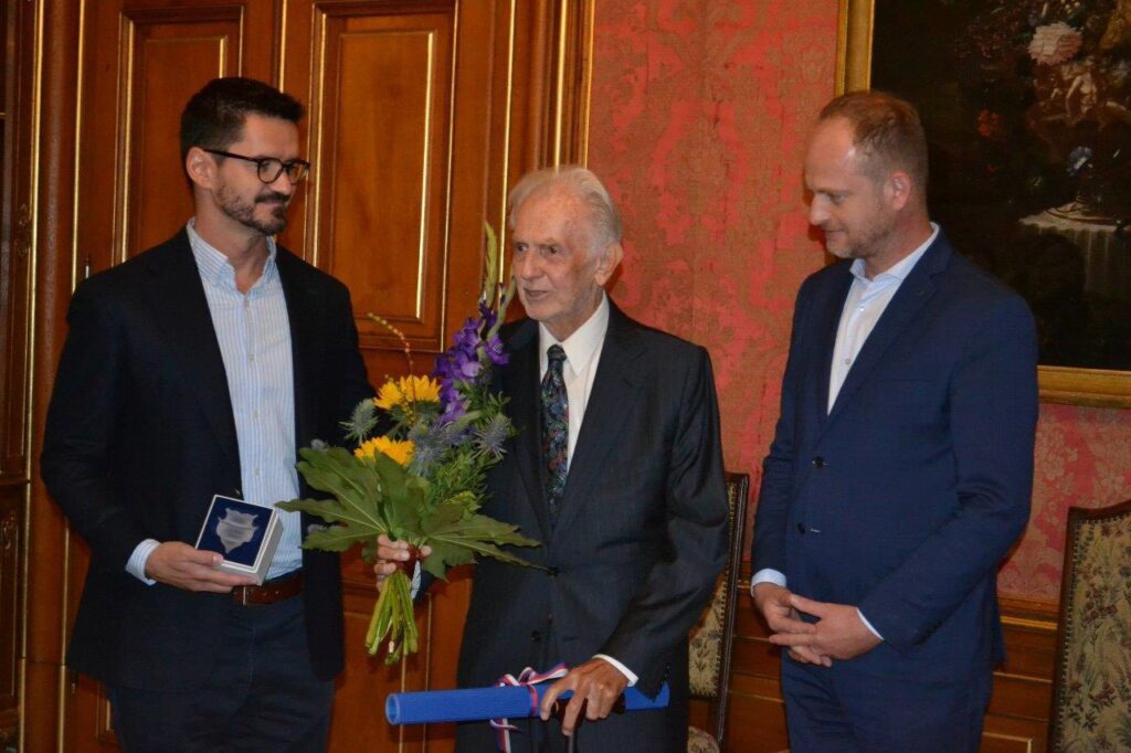 Ministr kultury Martin Baxa ocenil britského operního režiséra Briana Large