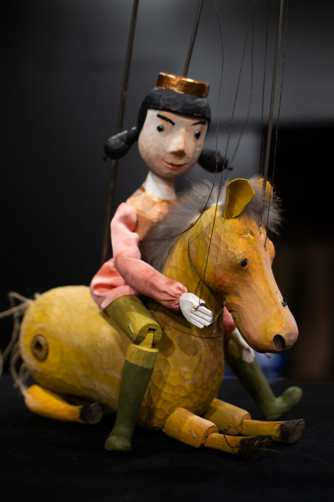 Zábradlí zahájí novou sezonu bláznivou pohádkou Konina