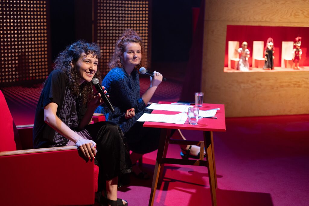 HaDivadlo poprvé uvede Debatu pro loutky: Anonymní hosté budou diskutovat o polyamorii