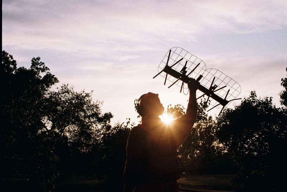 Letošní ročník festivalu …příští vlna/next wave… představí inscenace, které se věnují enviromentálním a politickým tématům či zobrazují rodinný život a pohled mladé generace na budoucnost