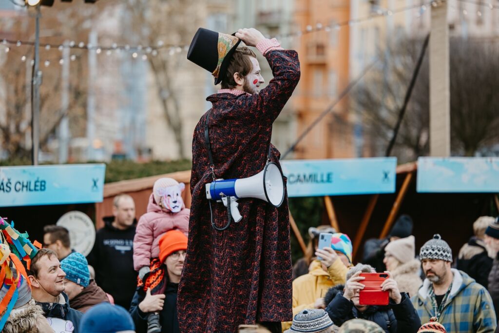 Vršovický Vzlet letí vstříc páté sezóně. Z fasády domu zhlížejí členové VOSTO5 ve zpracování Milana Caise