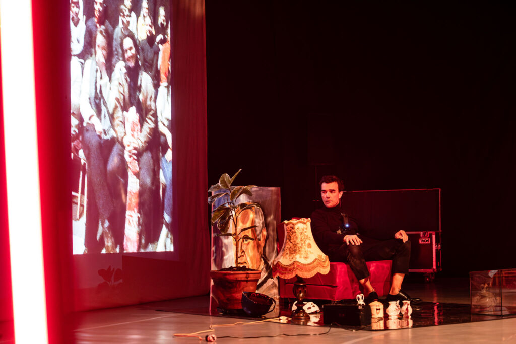 Studio Hrdinů a CreWcollective zvou na premiéru sólové performance Jana Bárty s názvem HIT