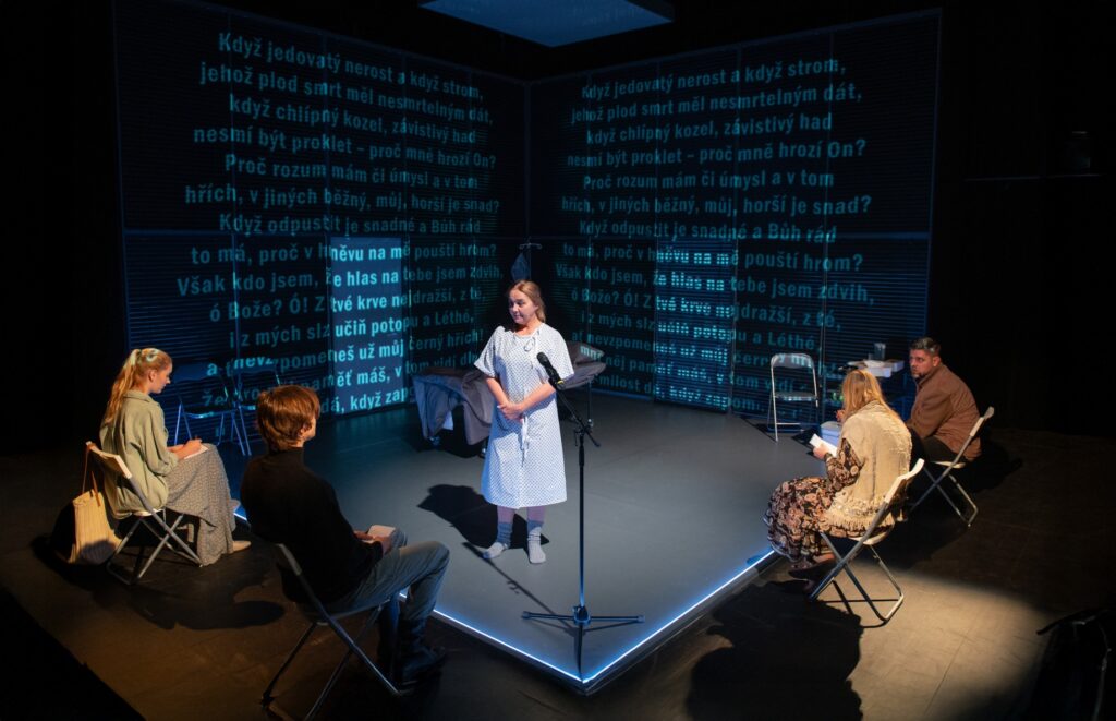 Apolena Veldová v hlavní roli amerického dramatu Vtip na Malé scéně Divadla J. K. Tyla