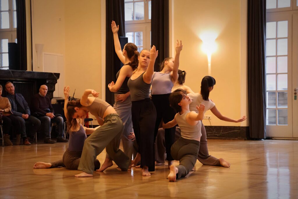 Premiéra inscenace For the Love of Dance: barokní tanec ze současné perspektivy s živou hudbou v režii Andrey Miltnerové