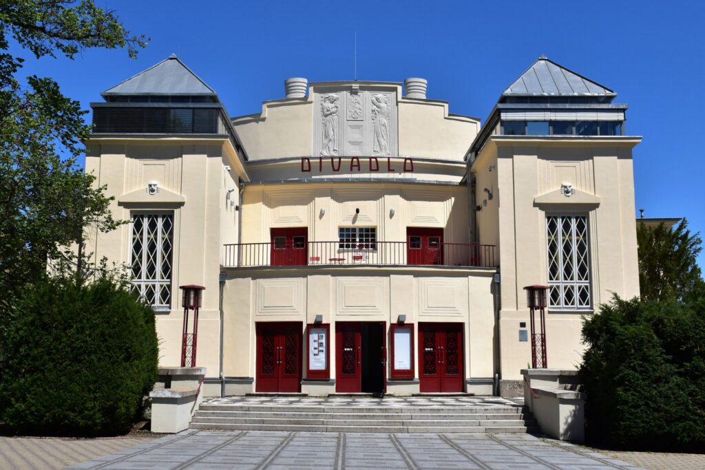 Kladno vypsalo tendr na úpravy letní scény Městského divadla