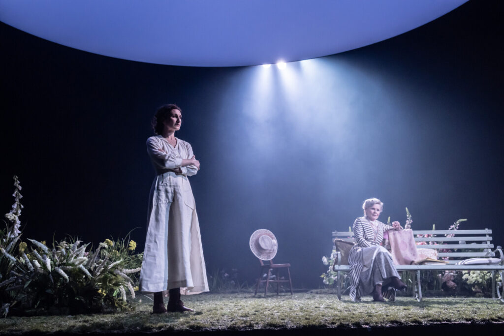 Imelda Staunton a Bessie Carter v přenosu představení Živnost paní Warrenové z Národního divadla v Londýně