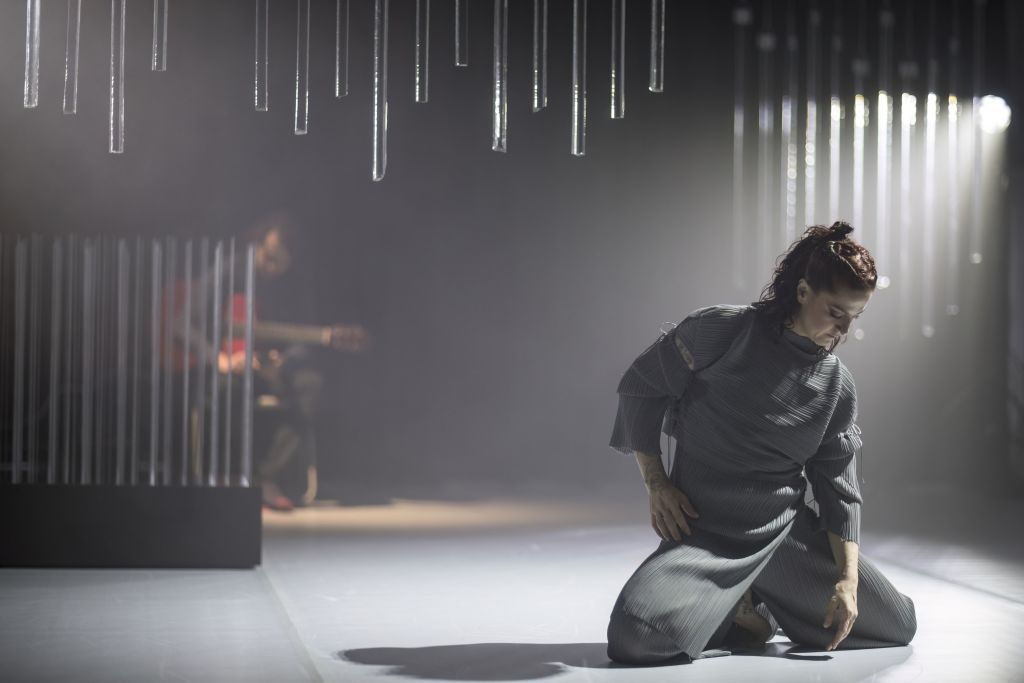 Tanečnice Francesca Amy Amante a flamenco kytarista Filip Zubák v choreografii Václava Kuneše Smoke and Mirrors