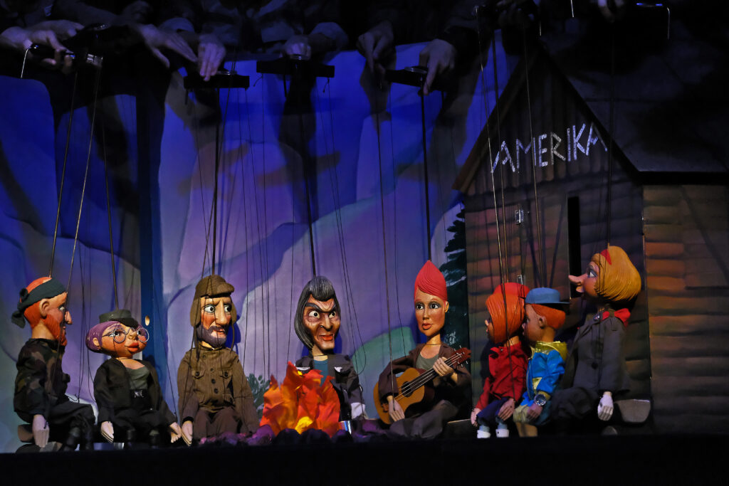 Změnu času oslaví Naivní divadlo představením, výstavou a koncertem