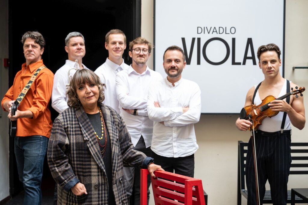Divadlo Viola vzdá poctu Evě Olmerové. V hudebním kabaretu o nezkrotné šansoniérce vystoupí Barbora Hrzánová s mužskou hereckou kapelou