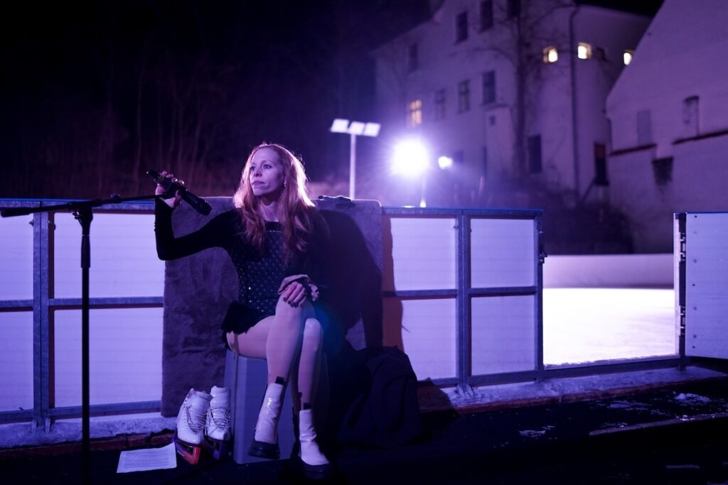 Krasobruslení bez ledu. Choreografka a performerka Becka McFadden uvádí participativní představení Iconic Program