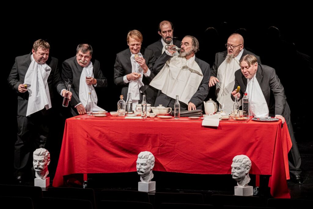 Kdo s koho? Divadlo Bolka Polívky připravilo groteskní frašku  Ztratili jsme Stalina