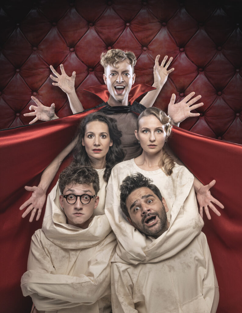 Poslední premiérou Městského divadla Brno v kalendářním roce 2025 bude komedie Drákula