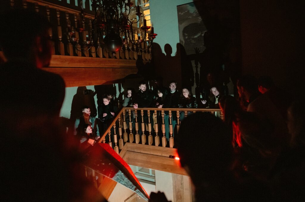 Poslední letošní Kino Utajeno se zabydlí v prvorepublikové vile v Bubenči. Imerzivní performance vtáhne diváky do děje chystaného snímku