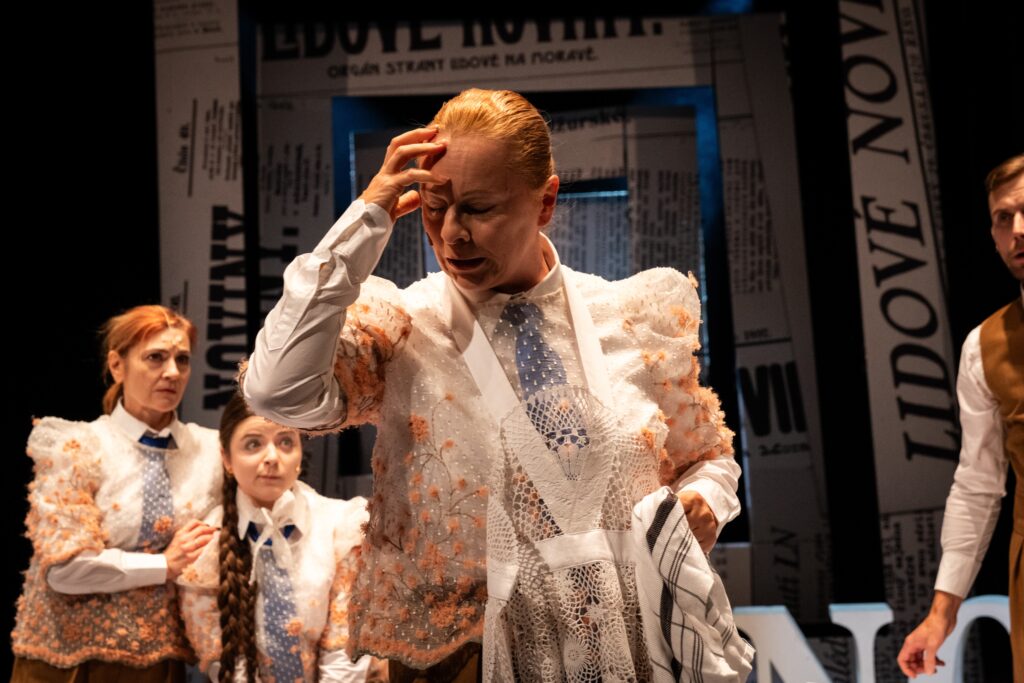 Činohra Národního divadla Brno uvede ve světové premiéře v Redutě autorskou inscenaci Lidovky jdou do řiti