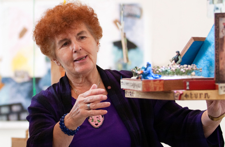 Britská scénografka a režisérka Pamela Howardová převzala čestný doktorát JAMU