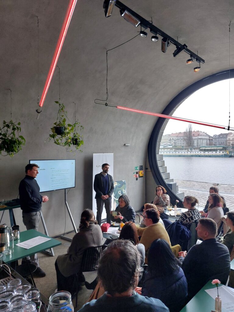 Rok 2024 v kultuře: Diváci se vrací, kultura ožívá živě i online. Česká kultura kombinuje návrat do hledišť s rekordním růstem digitálních služeb