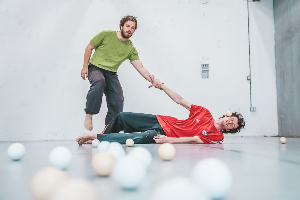 Fyzická explorace přátelství, žonglování se slovy i vztahy. Premiéra Flotsam and Jetsam zkoumá, jak se jeden člověk vlévá do druhého