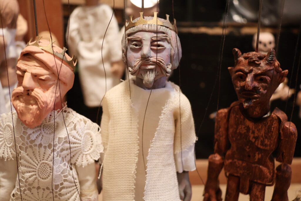 Spolek Divadlo všem zve na premiéru loutkové inscenace Komedie o hvězdě