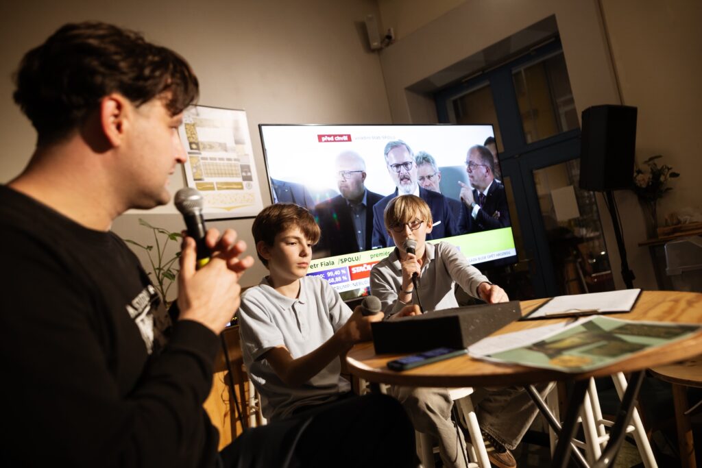 Co kdyby děti mohly volit? Vzlet a skupina Zapětdvanáct uvádí premiéru inscenace A Proč?, v níž teenageři zakládají první dětskou politickou stranu na světě