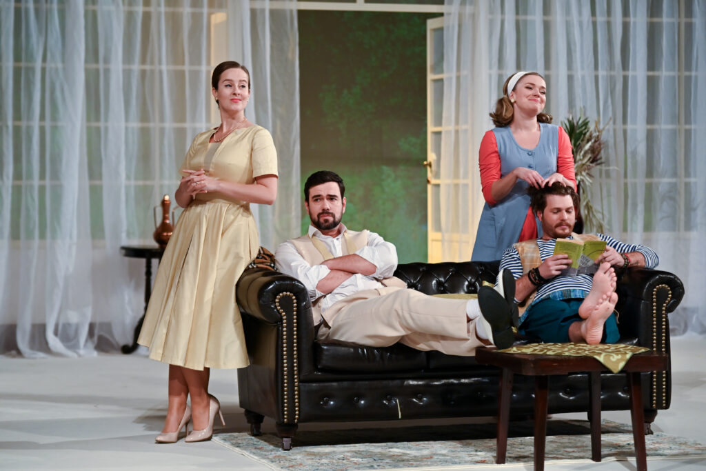 Inscenace Láska mezi nebem a zemí v Moravském divadle Olomouc: Vlídná komedie Jany Kališové o vztazích i přes hranici života