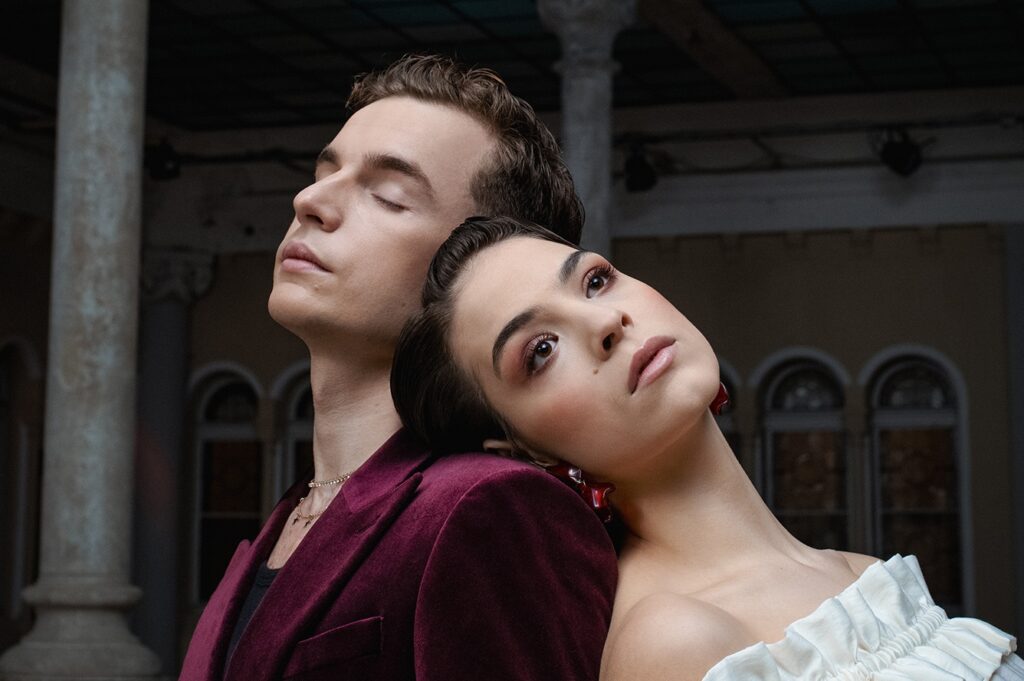 Švandovo divadlo uvede Romea a Julii s Oskarem Hesem a Anetou Kalertovou. Novinka promlouvá k divákům všech generací