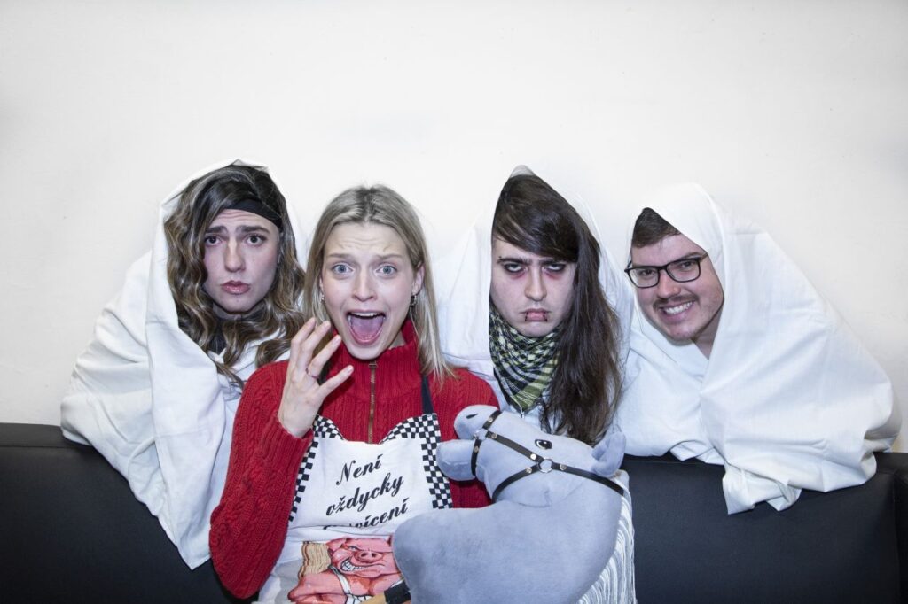 Premiéra v ARŠE+: campy konverzační komedie Adiny Šulcové 50 démonů čtverečních