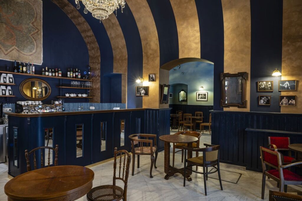 Dárek k 30. narozeninám Divadla Ungelt: Café Hein. Interiér nové kavárny navrhl oceňovaný filmový architekt Jan Vlček