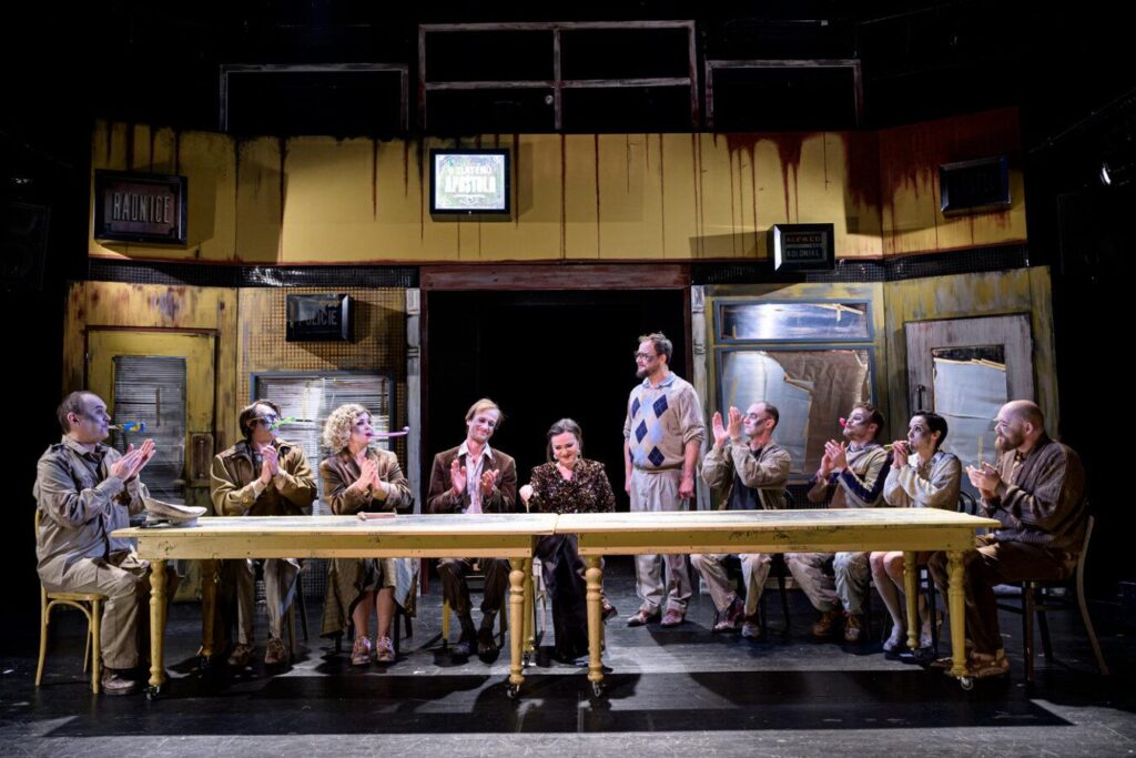 Komorní scéna Aréna uvádí slavnou Dürrenmattovu Návštěvu staré dámy