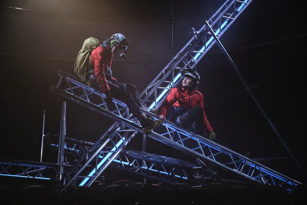 Dotknout se prázdna – drama podle skutečného příběhu, který se stal horolezeckou legendou v divadle ABC
