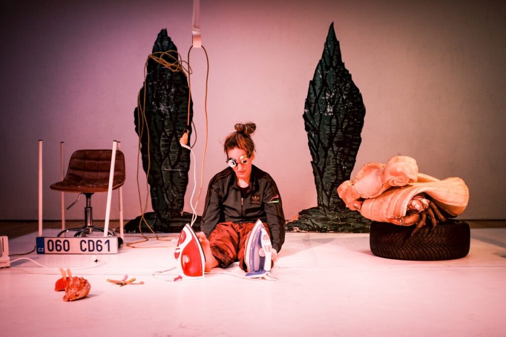 Malá inventura, festival toho nejzajímavějšího ze současného českého nezávislého divadla, nabídne výpovědi o společnosti, ale i kolečkové brusle, loutkový rap, rave party či performativní procházky