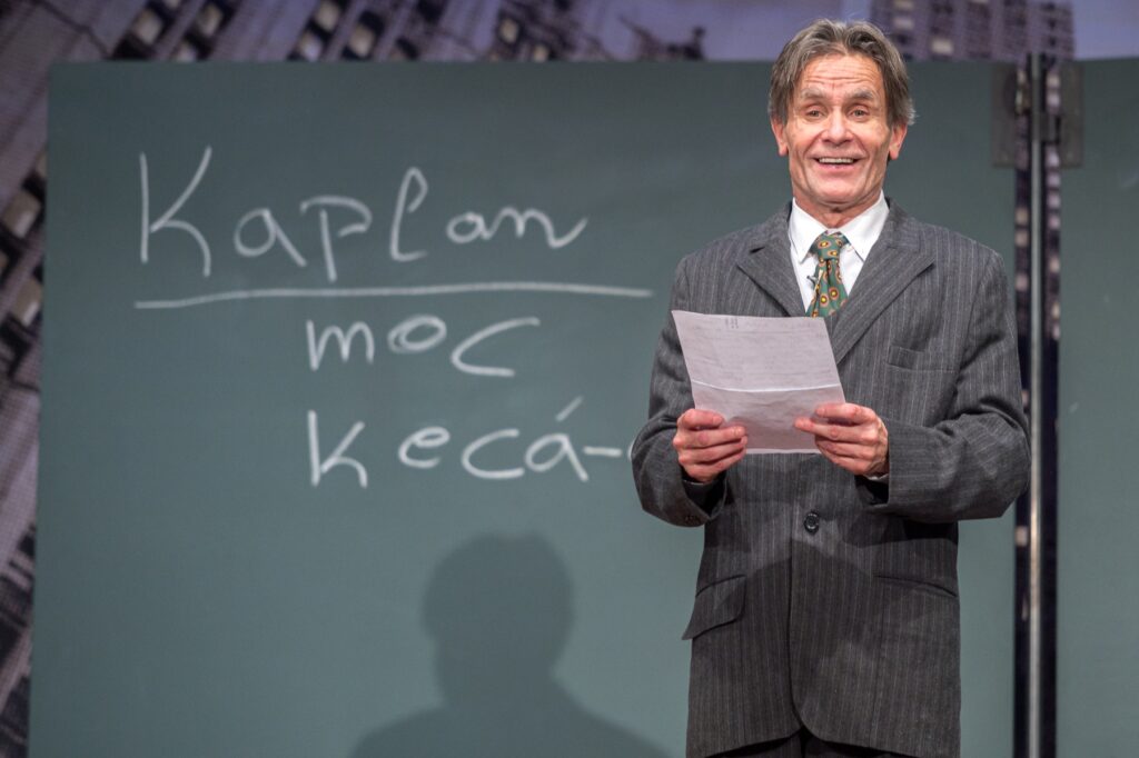 Východočeské divadlo Pardubice uvede derniéru komedie Pan Kaplan má třídu rád