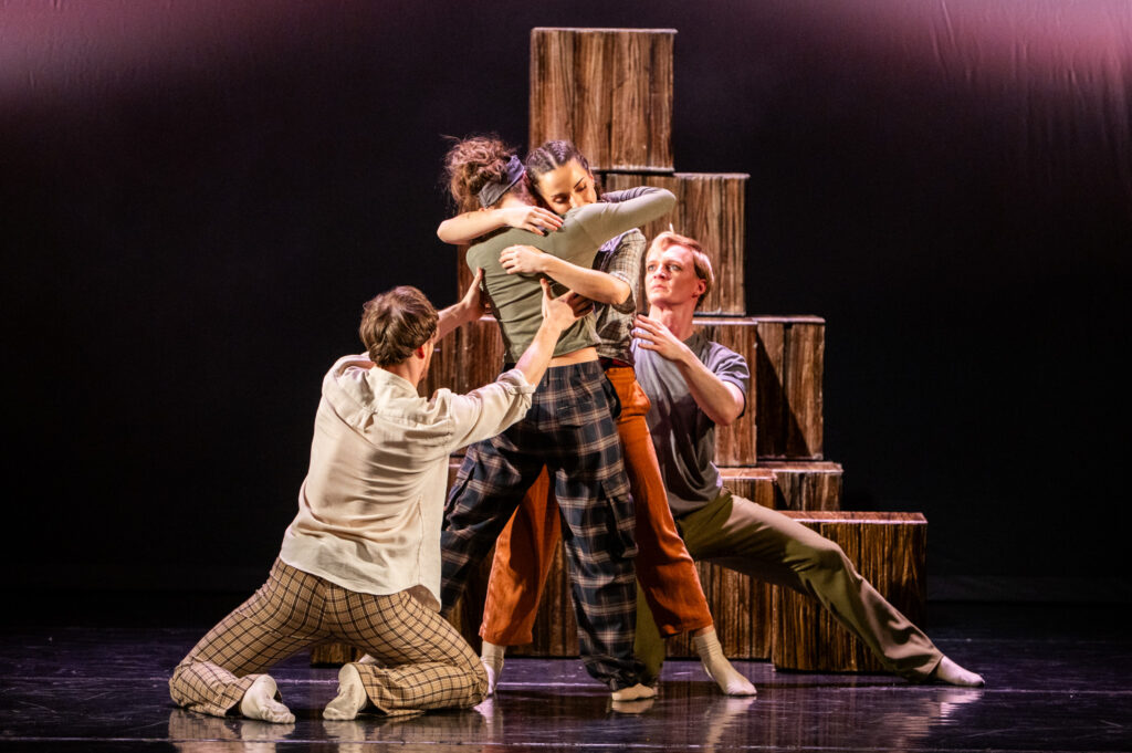 Autorský projekt Bušení skotské tanečnice a choreografky Lucy Macphail vzniká v rámci platformy podporující mladé umělce v Divadle F. X. Šaldy