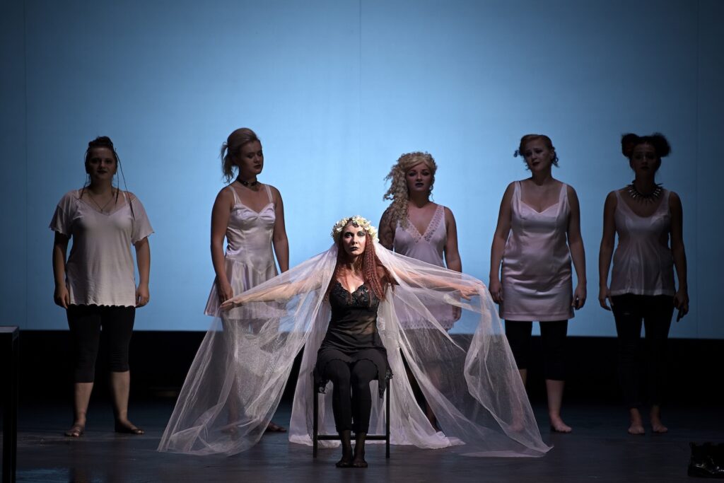 Světové premiéry opery 21. století,  návraty hvězdných tvůrců i nové tváře. NODO 2026 představuje program