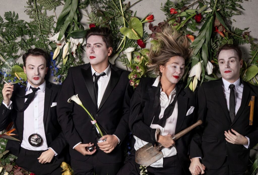 Pohřeb může být oslavou života: La Fabrika uvádí inscenaci Vandy Hybnerové FUNERÁL