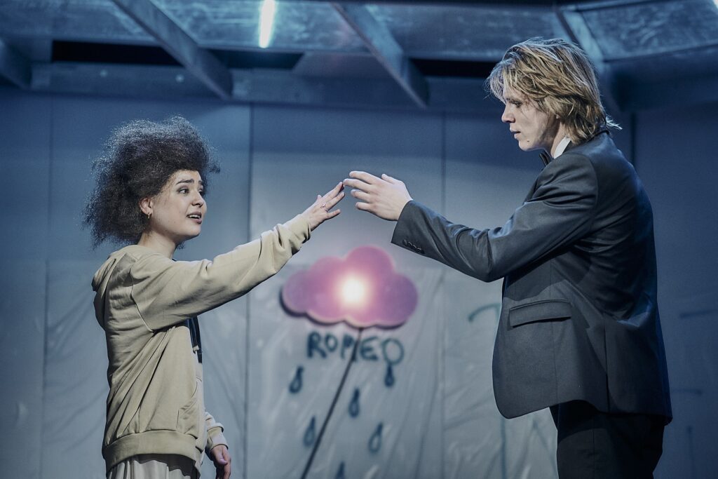 Zdeněk Piškula jako Romeo, Tereza Marečková jako Julie. Tragická láska z divadla ABC je na Dramoxu