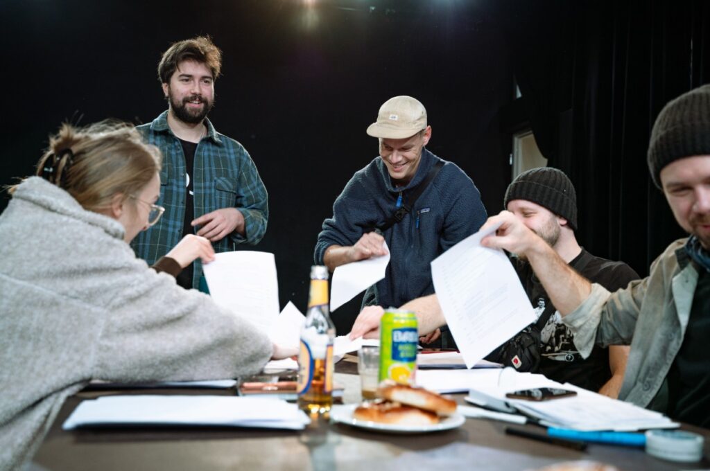 Soubor Ductus Deferens uvede jako desátou premiéru černou společenskou satiru BLACKOUT