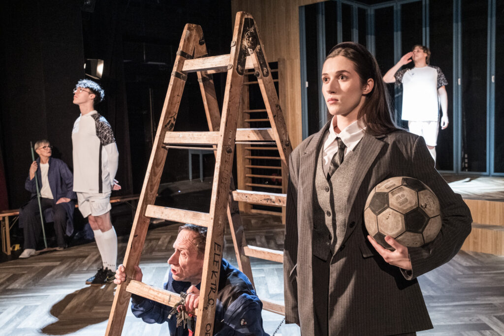 Komedie Tomáše Syrovátky Kdo neskáče, není Čech přiblíží šumperským divákům groteskní formou českou historii