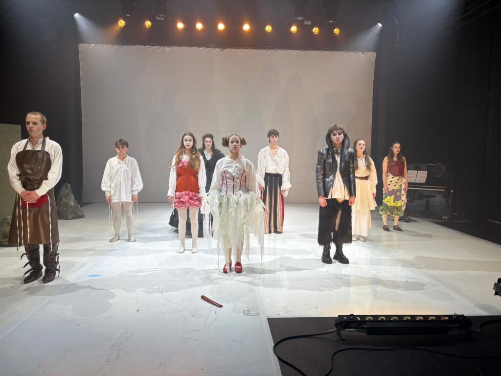 Nová inscenace KINGDOM C*M v Divadle Disk se zabývá zahlcením ze sociálních sítí a okolního světa