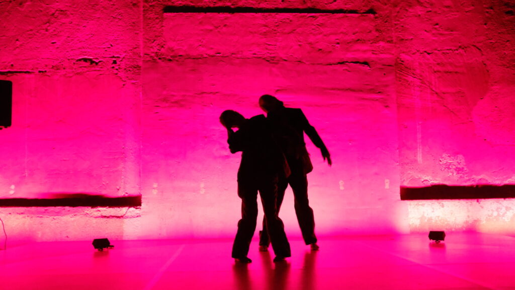 Nová taneční inscenace souboru Burkicom řeší téma jak nevyhořet