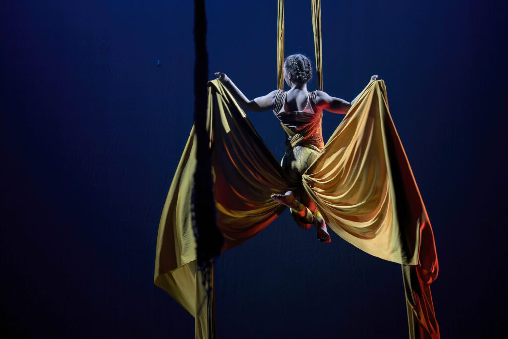 Ženská energie na šálách. Vezměte kamarádku do divadla na vizuálně přitažlivé akrobatické představení IVY KOLCUN