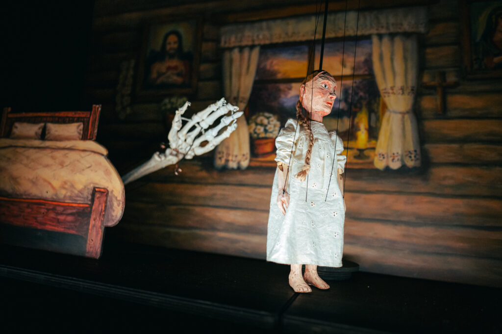 Kytice jako loutkářský rituál: Divadlo loutek Ostrava vzdává hold tradici i slovanským démonům