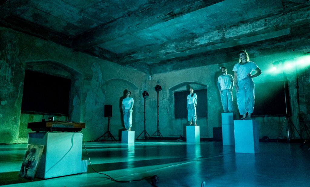 Jarní tipy z programu 420PEOPLE: derniéra Ever, novinky Moment in Time a Smoke and Mirrors