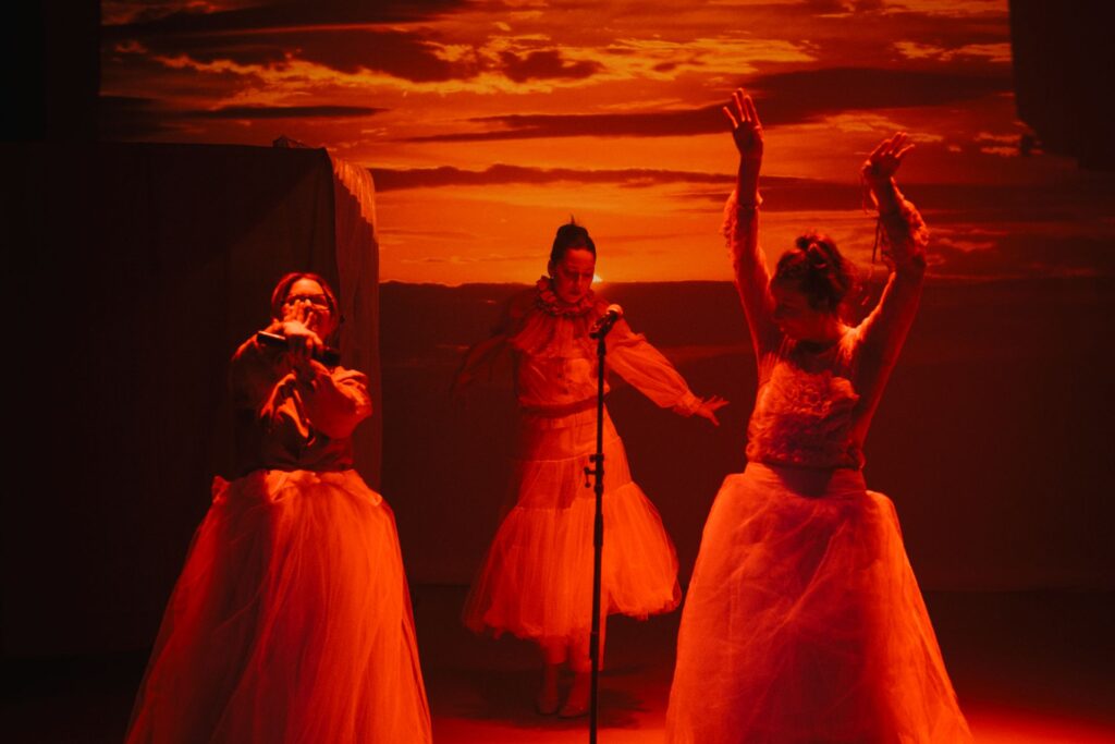 Inscenace Král*ovna v ARŠE+ originální formou otevírá téma žen u moci